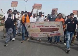 मथुरा में ‘गाय को राष्ट्रमाता’ घोषित करने की मांग तेज, बछड़ों संग एसडीएम दफ्तर पहुंचे साधु-संत; जंतर-मंतर पर प्रदर्शन की चेतावनी