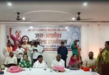 चंदौली में महिला आरक्षण पर उबाल : सड़कों पर उतरीं महिलाएं, जोरदार प्रदर्शन और पुतला दहन