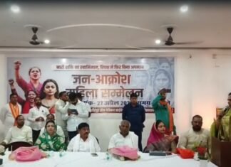 चंदौली में महिला आरक्षण पर उबाल : सड़कों पर उतरीं महिलाएं, जोरदार प्रदर्शन और पुतला दहन