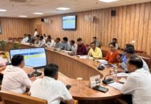 राप्ती इको पार्क की व्यवस्था सुधारने को लेकर नगर आयुक्त की बैठक, सफाई व सुरक्षा के दिए निर्देश