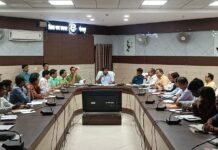 सीएम डैशबोर्ड समीक्षा बैठक में डीएम सख्त, योजनाओं की प्रगति तेज करने के दिए निर्देश
