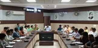 सीएम डैशबोर्ड समीक्षा बैठक में डीएम सख्त, योजनाओं की प्रगति तेज करने के दिए निर्देश