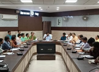 सीएम डैशबोर्ड समीक्षा बैठक में डीएम सख्त, योजनाओं की प्रगति तेज करने के दिए निर्देश