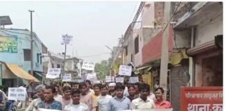 फर्रुखाबाद में स्मार्ट मीटर को लेकर भड़का जनाक्रोश: कमालगंज में सड़कों पर उतरे उपभोक्ता, बोले— “रिचार्ज के बाद भी कट रही बिजली”