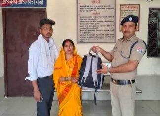 ईमानदारी की मिसाल : फर्रुखाबाद स्टेशन पर आरपीएफ ने लौटाया लाखों का जेवरात भरा बैग