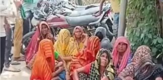 फर्रुखाबाद में शराब ठेके के खिलाफ महिलाओं का फूटा गुस्सा, सड़क पर उतरीं, जमकर किया हंगामा
