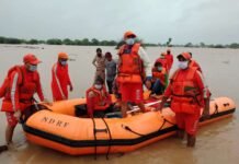 मालवीय ब्रिज पर हाईवोल्टेज सीन: आत्महत्या की कोशिश, NDRF जवान को थप्पड़ मारकर गंगा में कूदा युवक