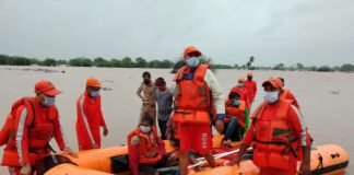 मालवीय ब्रिज पर हाईवोल्टेज सीन: आत्महत्या की कोशिश, NDRF जवान को थप्पड़ मारकर गंगा में कूदा युवक