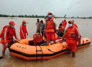 मालवीय ब्रिज पर हाईवोल्टेज सीन: आत्महत्या की कोशिश, NDRF जवान को थप्पड़ मारकर गंगा में कूदा युवक