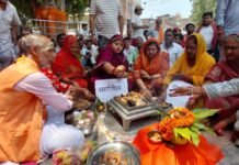 पेट्रोल मत जलाओ, सोना मत खरीदो, बस शराब पियो, बलिया के धरने से सरकार की नीतियों पर करारा तंज, प्रशासन के खिलाफ महिलाओं ने किया शुद्ध बुद्धि यज्ञ
