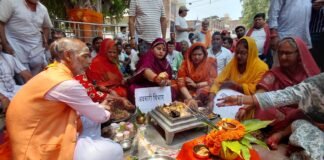 पेट्रोल मत जलाओ, सोना मत खरीदो, बस शराब पियो, बलिया के धरने से सरकार की नीतियों पर करारा तंज, प्रशासन के खिलाफ महिलाओं ने किया शुद्ध बुद्धि यज्ञ