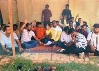 धानापुर में बिजली संकट पर फूटा ग्रामीणों का गुस्सा, पावर हाउस पर धरना; पांच सूत्रीय मांगों को लेकर प्रदर्शन