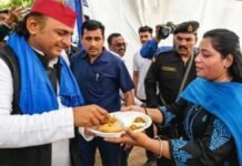 अखिलेश यादव को पूड़ी खिलाना दलित अंजलि को पड़ा भारी! अब पिता का हुआ डिमोशन
