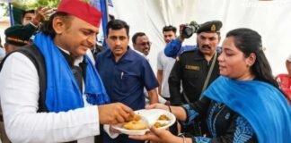 अखिलेश यादव को पूड़ी खिलाना दलित अंजलि को पड़ा भारी! अब पिता का हुआ डिमोशन