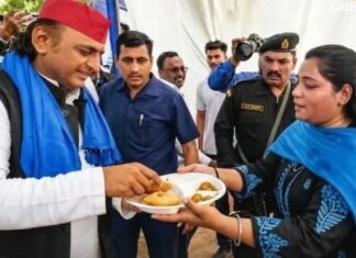 अखिलेश यादव को पूड़ी खिलाना दलित अंजलि को पड़ा भारी! अब पिता का हुआ डिमोशन