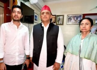 ‘दीदी आप हारी नहीं हैं…’, कोलकाता में ममता बनर्जी से मिले अखिलेश यादव, अभिषेक को भी लगाया गले