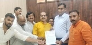 UP: मुगलसराय में सड़क चौड़ीकरण को लेकर व्यापारियों की आवाज बुलंद, मुआवजा और पुनर्वास की उठी मांग