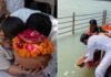 पूरे विधि-विधान से हुआ प्रतीक यादव का अस्थि विसर्जन, फूट-फूट कर रोई पत्नी अपर्णा, दोनों बेटियाँ भी रही मौजूद