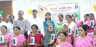 ‘स्मार्ट’ हुईं आंगनबाड़ी दीदियां, अनुदेशकों की जेब हुई भारी! सदर विधायक ने रायबरेली को दिया डिजिटल ‘गिफ्ट’
