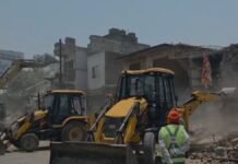 UP: अतिक्रमण के खिलाफ फिर गरजा बुलडोजर, स्टेशन के सामने ध्वस्तीकरण