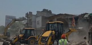 UP: अतिक्रमण के खिलाफ फिर गरजा बुलडोजर, स्टेशन के सामने ध्वस्तीकरण