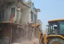 UP: मुगलसराय में अतिक्रमण पर चला बुलडोजर, दूसरे दिन 50 से अधिक मकानों पर कार्रवाई, प्रशासन ने दी समय रहते हटने की अपील
