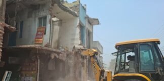 UP: मुगलसराय में अतिक्रमण पर चला बुलडोजर, दूसरे दिन 50 से अधिक मकानों पर कार्रवाई, प्रशासन ने दी समय रहते हटने की अपील