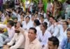 UP: सहारनपुर में NHM संविदा कर्मचारियों ने सीएमओ कार्यालय का किया घेराव, वेतन को लेकर फूटा गुस्सा