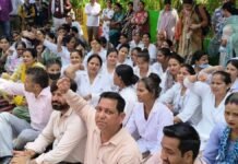 UP: सहारनपुर में NHM संविदा कर्मचारियों ने सीएमओ कार्यालय का किया घेराव, वेतन को लेकर फूटा गुस्सा
