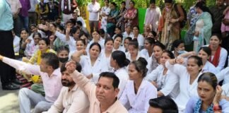 UP: सहारनपुर में NHM संविदा कर्मचारियों ने सीएमओ कार्यालय का किया घेराव, वेतन को लेकर फूटा गुस्सा