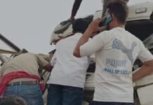 UP: चंदौली में भीषण सड़क हादसा, तेज रफ्तार डंफर ट्रक से टकराया, केबिन में फंसे चालक को आधे घंटे की मशक्कत के बाद निकाला