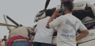 UP: चंदौली में भीषण सड़क हादसा, तेज रफ्तार डंफर ट्रक से टकराया, केबिन में फंसे चालक को आधे घंटे की मशक्कत के बाद निकाला