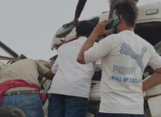 UP: चंदौली में भीषण सड़क हादसा, तेज रफ्तार डंफर ट्रक से टकराया, केबिन में फंसे चालक को आधे घंटे की मशक्कत के बाद निकाला