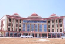 गोण्डा: विश्वविद्यालय और रिंग रोड परियोजना की समीक्षा, मंडलायुक्त ने जताई सख्ती