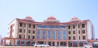 गोण्डा: विश्वविद्यालय और रिंग रोड परियोजना की समीक्षा, मंडलायुक्त ने जताई सख्ती