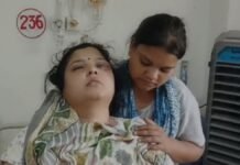 UP: सपा महिला मोर्चा जिलाध्यक्ष गार्गी पटेल के घर मारपीट, हमलावरों ने घर में घुसकर की पिटाई, जिला अस्पताल में भर्ती