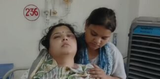 UP: सपा महिला मोर्चा जिलाध्यक्ष गार्गी पटेल के घर मारपीट, हमलावरों ने घर में घुसकर की पिटाई, जिला अस्पताल में भर्ती