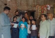 अमेठी: अनाथ बेटियों और बेटे के अभिभावक बने पूर्व विधायक चन्द्रप्रकाश मिश्र, पूर्व सांसद के निर्देश पर सभी का स्कूल में कराया दाखिला