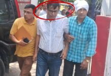 UP: बागपत में विजिलेंस का बड़ा एक्शन, 40 हजार रिश्वत लेते जिला आपूर्ति अधिकारी अनूप तिवारी गिरफ्तार