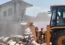 UP के इस जिले में गरजा बुल्डोजर, मदरसा समेत 11 अवैध दुकानें ध्वस्त
