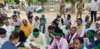 UP: बाराबंकी में लो-वोल्टेज समस्या को लेकर किसानों का विद्युत विभाग कार्यालय पर घेराव, सौंपा ज्ञापन
