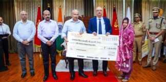 घायल आरक्षी आकाश सिंह के परिवार को UP पुलिस ने दी 1.50 करोड़ रुपये की आर्थिक सहायता