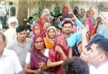 मथुरा में स्मार्ट मीटर के खिलाफ महिलाओं का फूटा गुस्सा, विघुत सब स्टेशन घेरकर किया जोरदार प्रदर्शन