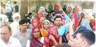 मथुरा में स्मार्ट मीटर के खिलाफ महिलाओं का फूटा गुस्सा, विघुत सब स्टेशन घेरकर किया जोरदार प्रदर्शन