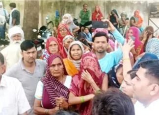 मथुरा में स्मार्ट मीटर के खिलाफ महिलाओं का फूटा गुस्सा, विघुत सब स्टेशन घेरकर किया जोरदार प्रदर्शन
