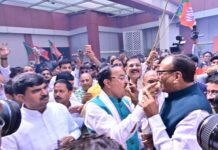 बंगाल में BJP की जीत के रुझानों पर कार्यकर्ताओं का जोरदार जश्न, ढोल-नगाड़ों पर थिरके केशव-ब्रजेश