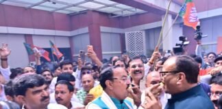 बंगाल में BJP की जीत के रुझानों पर कार्यकर्ताओं का जोरदार जश्न, ढोल-नगाड़ों पर थिरके केशव-ब्रजेश