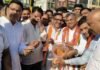 बंगाल में BJP की जीत पर घंटाघर में जश्न, कार्यकर्ताओं ने झालमुरी खिलाकर मनाई खुशी