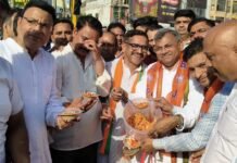 बंगाल में BJP की जीत पर घंटाघर में जश्न, कार्यकर्ताओं ने झालमुरी खिलाकर मनाई खुशी