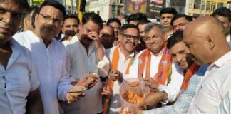 बंगाल में BJP की जीत पर घंटाघर में जश्न, कार्यकर्ताओं ने झालमुरी खिलाकर मनाई खुशी